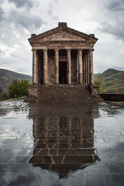 Helénské starý chrám Garni v deštivý den, Arménie - Fotografie, Obrázek
