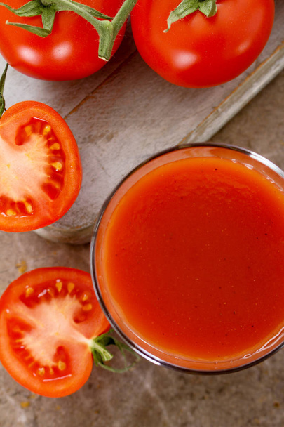 hacer jugo de tomate fresco
 - Foto, Imagen