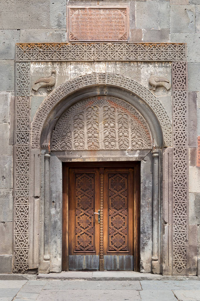 Monasterio de Geghard hermosa puerta vieja en Armenia
 - Foto, imagen