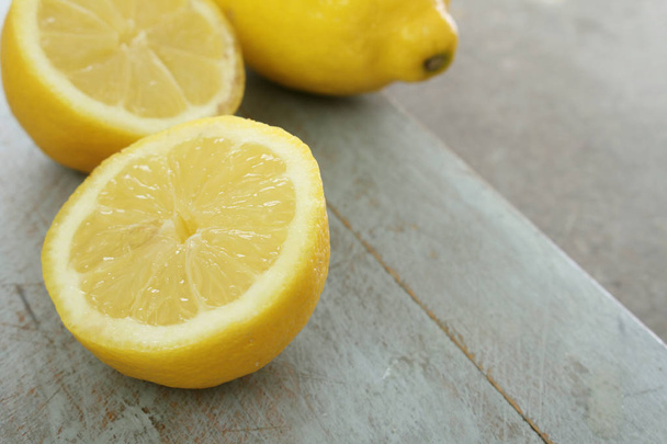 voorbereiding van de gezonde verse citroenen - Foto, afbeelding