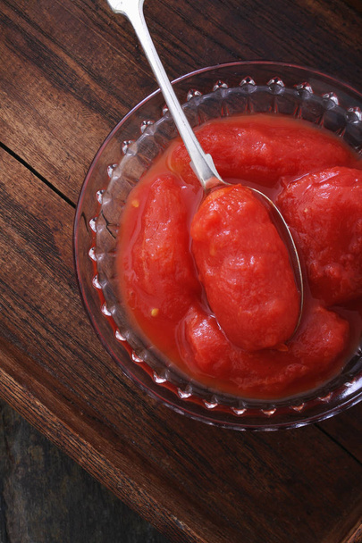 konzervovaná rajčata švestka v míse - Fotografie, Obrázek