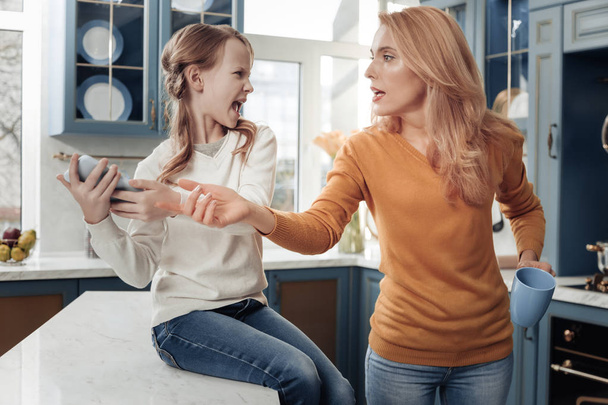 Angry little girl shouting at her mother - Foto, Bild