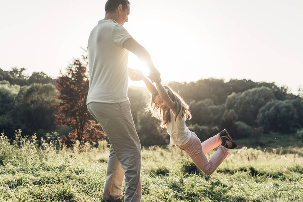 Boldog apa és lánya, szórakozás, napsütéses nyári élvezi - Fotó, kép
