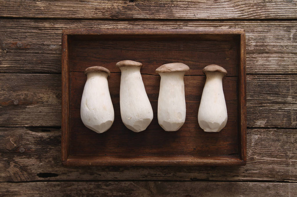 čerstvé syrové houby na stůl - Fotografie, Obrázek