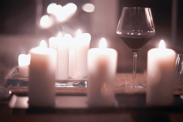 赤ワインのガラス提供/ロマンチックなディナー レストラン、ブドウのワインのグラスを添えてテーブルのインテリア - 写真・画像
