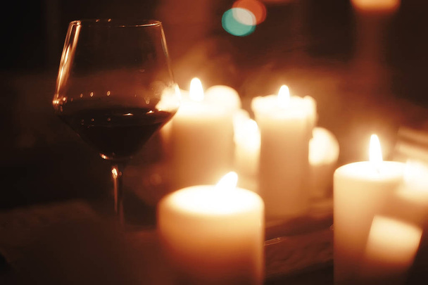 kırmızı şarap Restoran, bir bardak üzüm şarap servis bir tablo iç hizmet eden / romantik akşam yemeği cam - Fotoğraf, Görsel