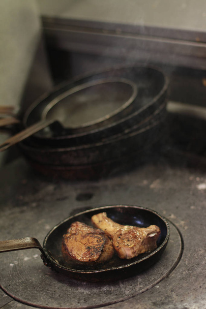 приготування м'яса на плиті
 - Фото, зображення
