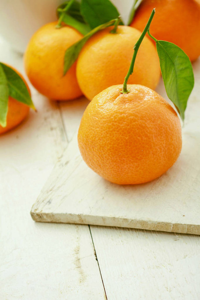 Clementine oranje vruchten op tafel - Foto, afbeelding