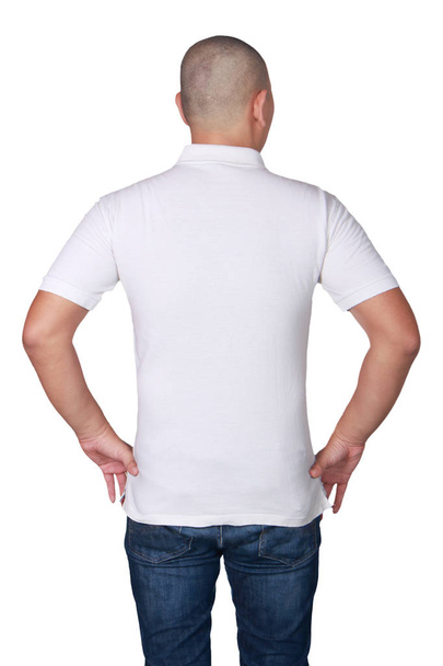 Ο άνθρωπος στέκεται θέτοντας φορώντας απλό λευκό πουκάμισο πόλο, κενό t-shirt μακέτα για εκτύπωση, οπίσθια προβολή πορτρέτο - Φωτογραφία, εικόνα