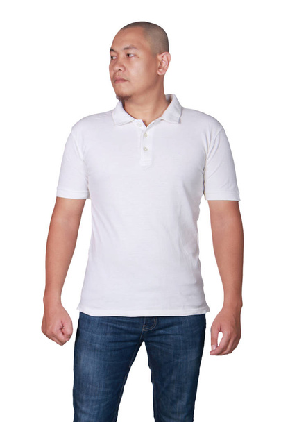 Белая футболка с поло, вид спереди. Мужчина-модель носит простой макет белой рубашки. Шаблон дизайна рубашки поло. Простые футболки для печати
 - Фото, изображение