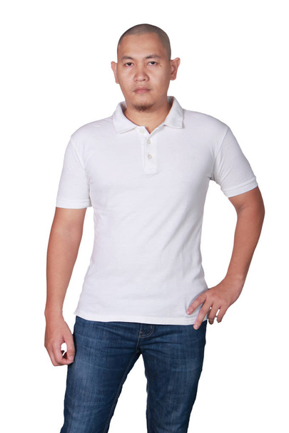 weißes Polo-T-Shirt-Attrappe, Frontansicht. männliche Modell tragen schlichte weiße Hemd-Attrappe. Vorlage für Poloshirt-Design. leere T-Shirts zum Drucken - Foto, Bild