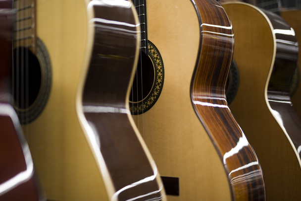 Zbliżenie na gitary akustyczne w wierszu w sklepie muzycznym - Zdjęcie, obraz