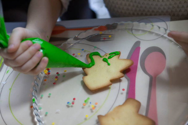 Κάνοντας τζίντζερ cookies. Τα παιδιά κάνουν μπισκότα πιπεροριζών - Φωτογραφία, εικόνα