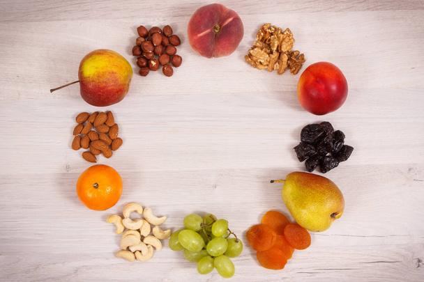 Verse voedzaam voedsel met vitaminen, voedingsvezels en natuurlijke mineralen, concept van gezonde voeding en levensstijl - Foto, afbeelding