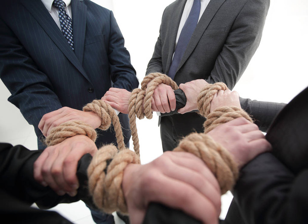 closeup.Hands holding rope forming a circle - Фото, изображение