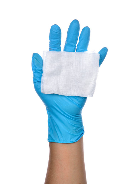 Manos de un médico con guantes de látex azul con gasa
. - Foto, Imagen