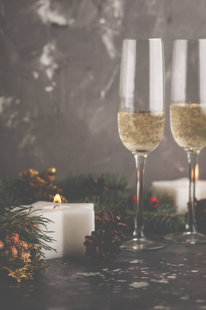 Weihnachten Hintergrund mit Kerzen und Gläsern Champagner. Weihnachtskartenkonzept. - Foto, Bild