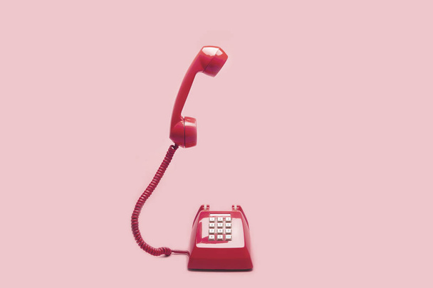 Retro rózsaszín telefon rózsaszín háttér, Pop art és vintage stílusban - Fotó, kép