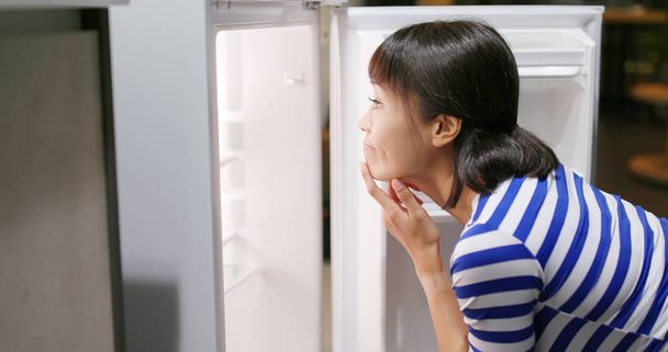 Frau hungrig und offener Kühlschrank für Lebensmittel - Foto, Bild