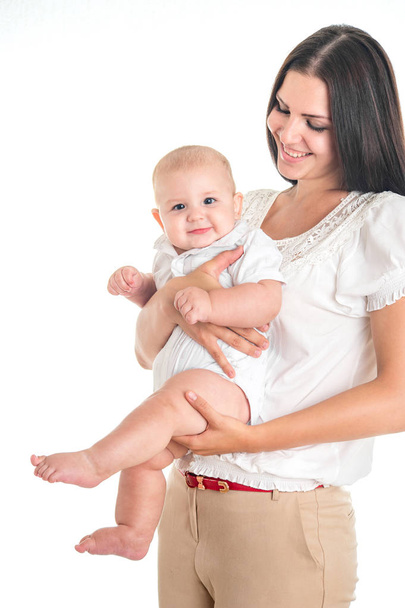 Счастливая семейная мать играет и обнимается с новорожденным на белом фоне
 - Фото, изображение