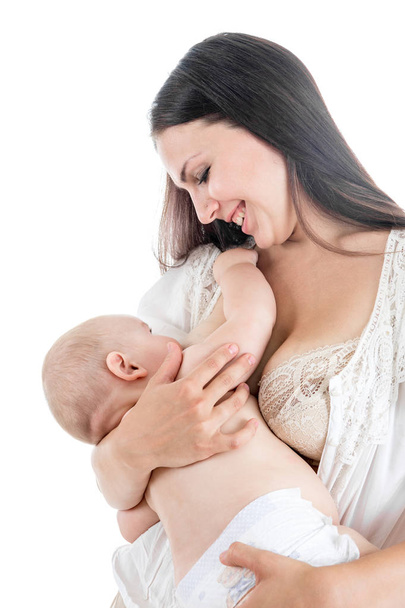 βρέφος πίνει μητρικό γάλα με ευτυχισμένη μητέρα που απομονώνονται σε λευκό - Φωτογραφία, εικόνα