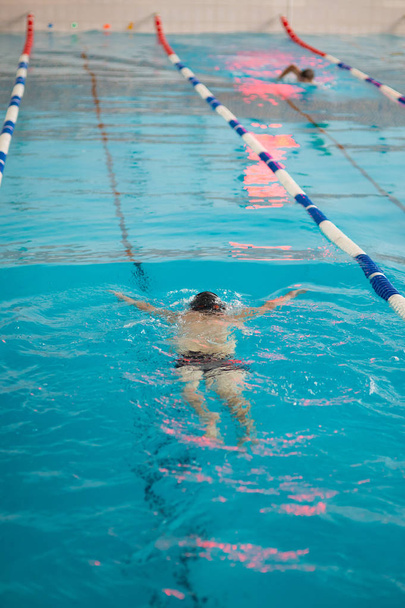 Fit nadador na piscina. Exercícios respiratórios em água
 - Foto, Imagem