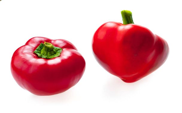 Κόκκινο γλυκό πιπέρι καμπάνα απομονώνονται σε λευκό φόντο - Φωτογραφία, εικόνα