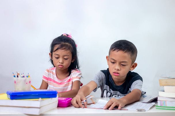 Aziatische kinderen huiswerk. - Foto, afbeelding