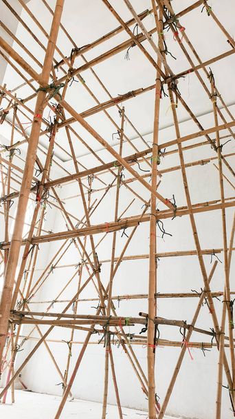 Bamboe steigers voor bouw baan. Het heeft ons gemakkelijk gemaakt om te klimmen op een delen van het gebouw. - Foto, afbeelding