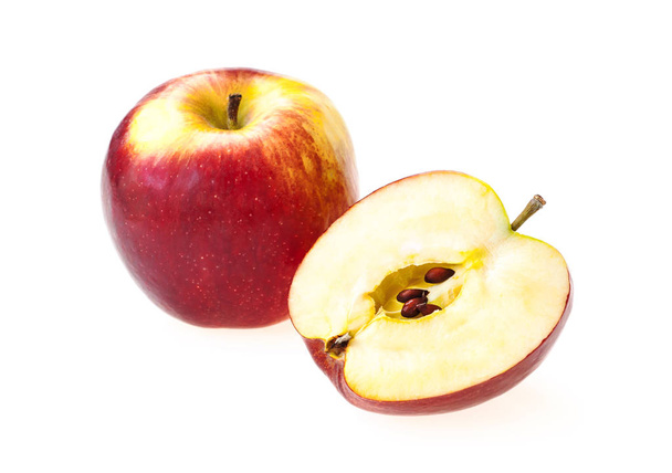 Mezzo pezzo di mela rossa intero e isolato su sfondo bianco  - Foto, immagini