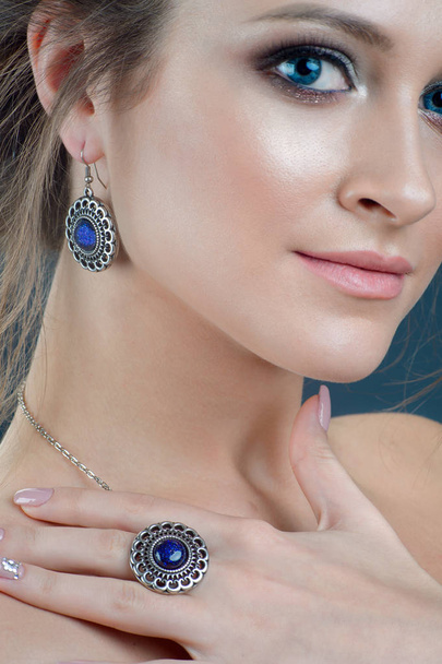 close-up modello studio ritratto dimostrare elegante anello dito e orecchino. Collezione di gioielli invernali di accessori in argento
 - Foto, immagini