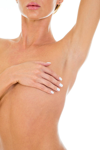 Slim naakte vrouw topless, covers haar borst met haar hand - Foto, afbeelding