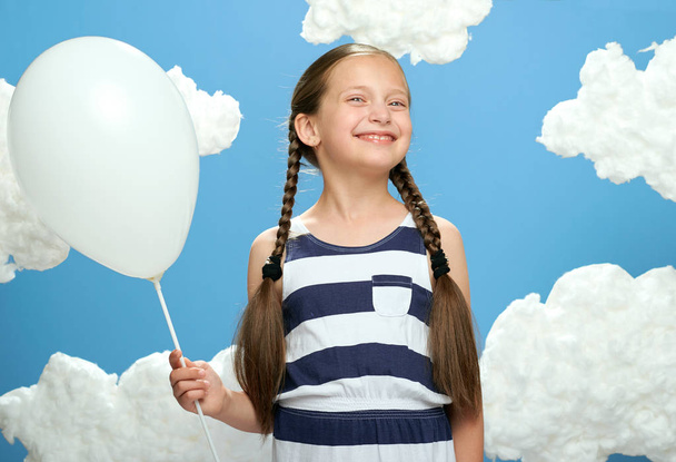 csíkos ruha cotton fellegei, fehér hőlégballon, a nyári és a boldogság kék alapon jelentő lánynak - Fotó, kép