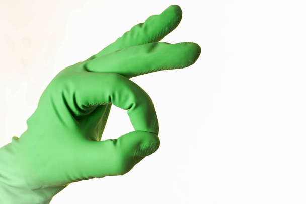 Рука в зеленій рукавичці на білому тлі, ізольовані
 - Фото, зображення