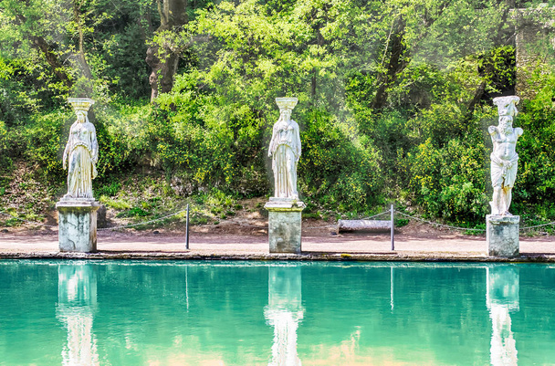 Statues of the Caryatides overlooking the ancient pool called Canopus at Villa Adriana (Hadrian's Villa), Tivoli, Italy - Foto, afbeelding