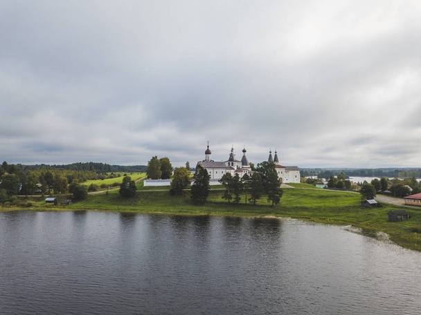 Borodaevsky 湖の岸にフェラポントフ修道院。ヴォログダ。ロシアの風景 - 写真・画像