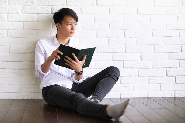 Asiático joven estudiante con libros
 - Foto, Imagen