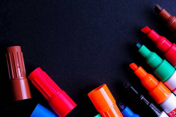 Marcadores coloridos canetas Multicolorido sobre fundo preto
. - Foto, Imagem