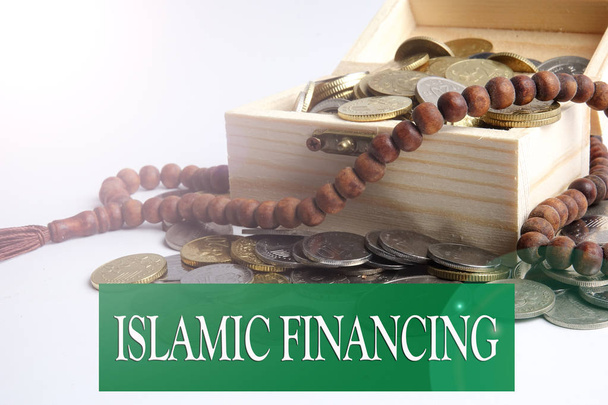 Münzen in Holzkiste und Rosenkranz. Islamische Finanz- / Bankenkonzeption - Foto, Bild