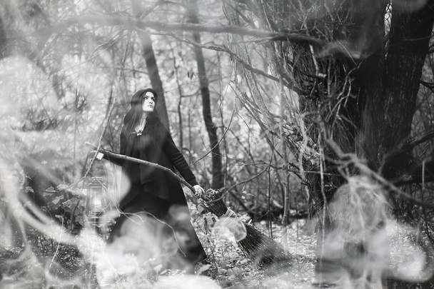 Kobieta w kolorze czarownica w gęsty las - Zdjęcie, obraz