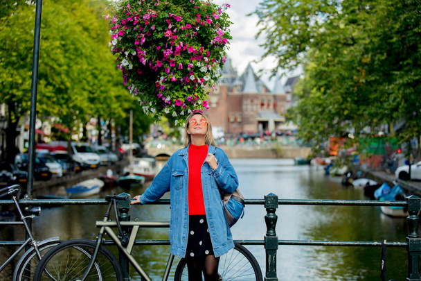 gin in zonnebril op Amsterdam, herfst - Foto, afbeelding