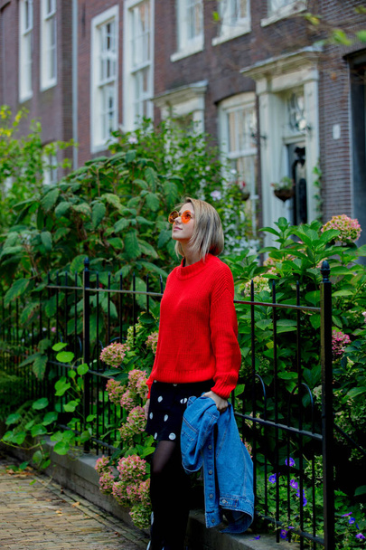 дівчина у червоний светр в Амстердамі - Фото, зображення