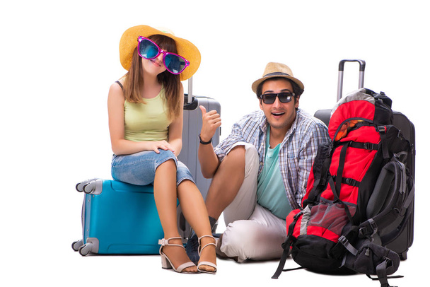 Νεαρή οικογένεια ετοιμάζεται για ταξίδια διακοπών σε λευκό - Φωτογραφία, εικόνα