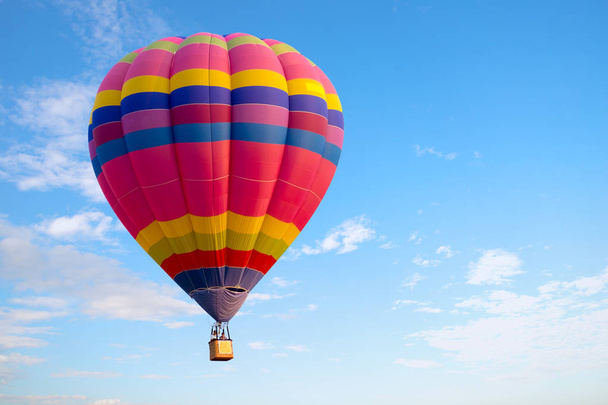 Kleurrijke luchtballon vliegen op de hemel. reis- en lucht vervoer concept. ballon carnaval in Thailand - Foto, afbeelding