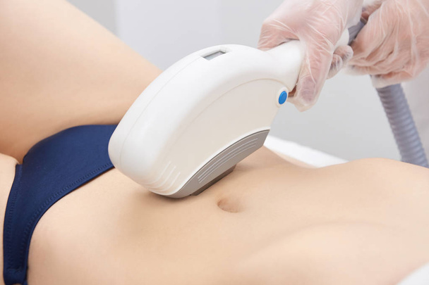 Laser hair removal. Medical procedure. Hair removal on the body. Bright skin. - Foto, Bild