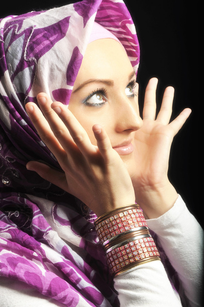 Beautiful Muslim fashion girl - Foto, Imagen