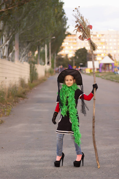 Dívka v čarodějnice Halloween kostým létá s koště - Fotografie, Obrázek