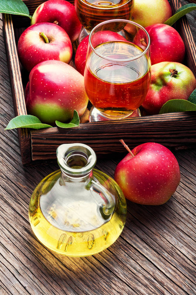 Μηλόξυδο με φρέσκα μήλα σε ρουστίκ φόντο. Apple μηλίτη κοκτέιλ - Φωτογραφία, εικόνα