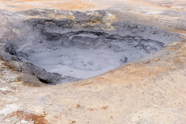 Γκρι καυτή λάσπη γλάστρες για τη γεωθερμική περιοχή Hverir στην Ισλανδία - Φωτογραφία, εικόνα