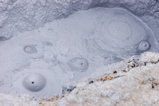 アイスランドの地熱地域 Hverir の灰色の熱泥の鍋 - 写真・画像